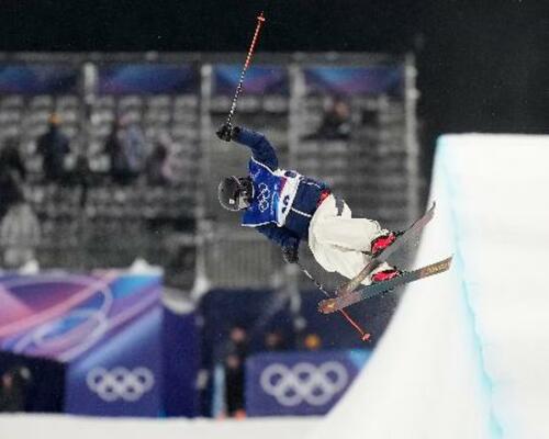 　女子ハーフパイプ予選　技を決める桐山菜々穂＝リビーニョ（共同）