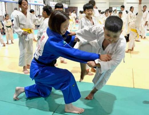 　「ジュニア柔道ジャパンカップ」で指導する玉置桃選手（手前左）＝５日、ミャンマー・ヤンゴン（共同）