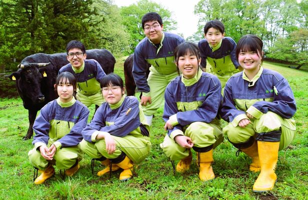 最高賞を受賞した矢板高農業経営科の７人の３年生