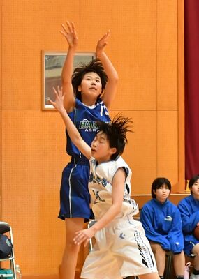 女子３回戦、第１クオーター１分、白鴎足利の沼尾がシュートを決める＝宇工高体育館