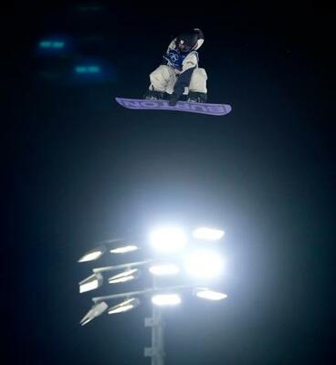 　女子ビッグエア決勝　ジャンプする岩渕麗楽＝リビーニョ（共同）