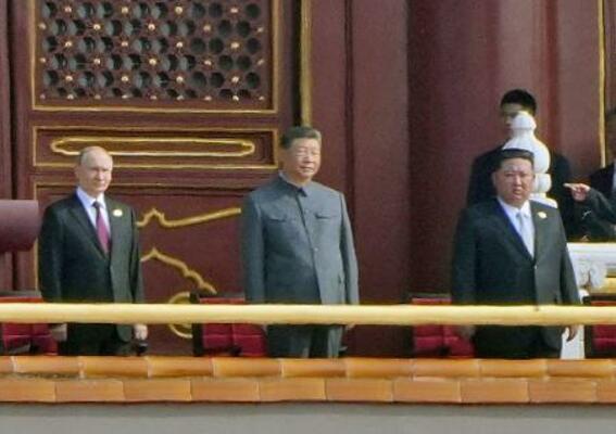 　２０２５年９月、抗日戦争勝利８０年記念行事に出席した中国の習近平国家主席（中央）とロシアのプーチン大統領（左）、北朝鮮の金正恩朝鮮労働党総書記＝北京の天安門（共同）