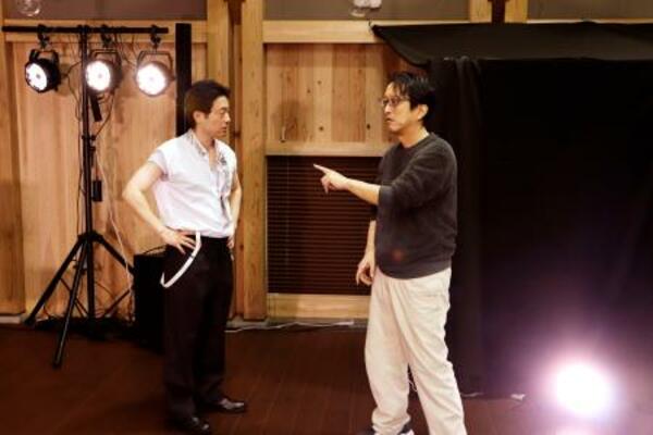 上演に向けて最終調整する脚本・演出の胡桃沢伸さん(右)と主演を務める俳優の川口龍さん=15日午後、長野県阿智村の満蒙開拓平和記念館