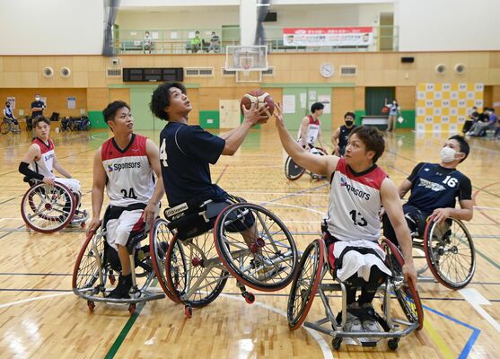 強化試合でゴールを狙う高松（中央左）。障スポでも活躍が期待される＝９月下旬、宇都宮市若草１丁目