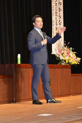 ユーモアたっぷりに講演する杉村さん