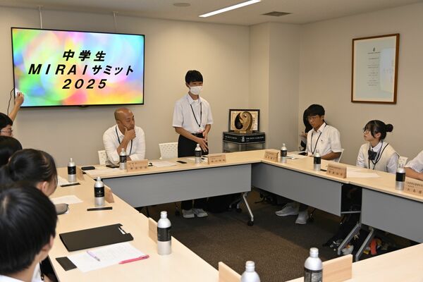 学校や地域課題について意見を交わす中学生