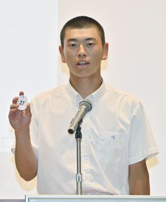 くじを引く国学栃木の選手