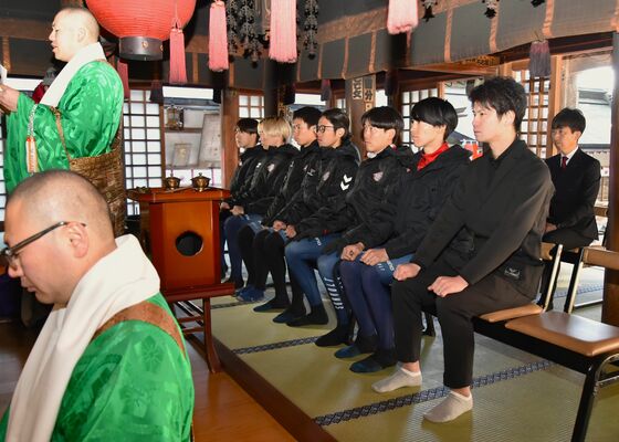 今季の必勝と安全を祈願する宇都宮ブリッツェンの選手ら＝多気山不動尊