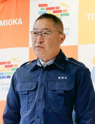 　群馬県富岡市役所で記者会見する榎本義法市長＝２３日午後