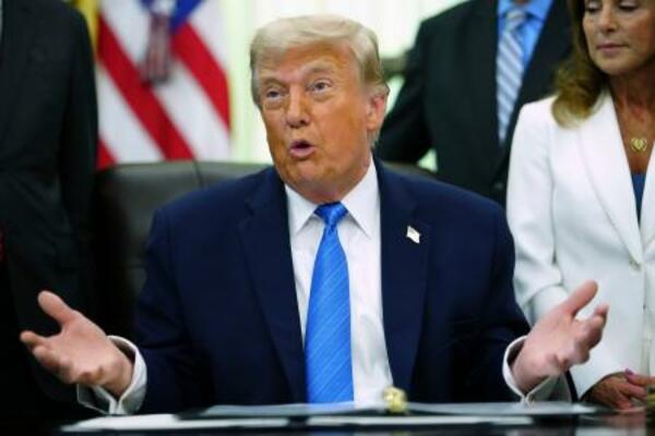 ホワイトハウスの執務室で話をするトランプ米大統領=10日、ワシントン(AP=共同)