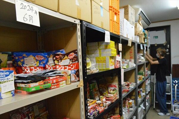 フードバンクうつのみやに寄贈された食品。米やレトルト食品、菓子などが棚に並ぶ＝９月、宇都宮市塙田２丁目