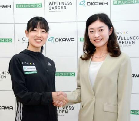 　ＬＯＣＯＫ陸上部の新体制発表記者会見で握手する岡田久美子監督（右）と梅野倖子＝２１日、東京都品川区