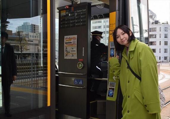 念願のＬＲＴ初乗車を前に笑顔を見せる鈴川さん