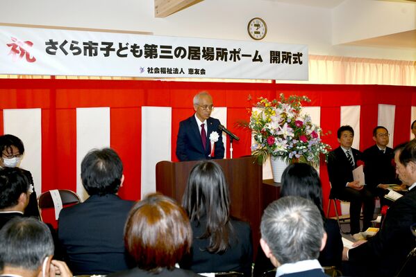 あいさつする恵友会の古口理事長
