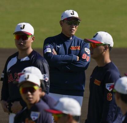 韓国との強化試合に向けた練習を見守る日本代表の井端監督(中央)=サンマリン宮崎