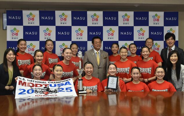 平山町長を表敬訪問した部員たち