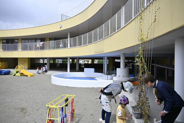 再建した認定みどりこども園の園舎。１階の一部は広々としたピロティで、園児の部屋は２階に集約した＝10月上旬、宇都宮市西原町