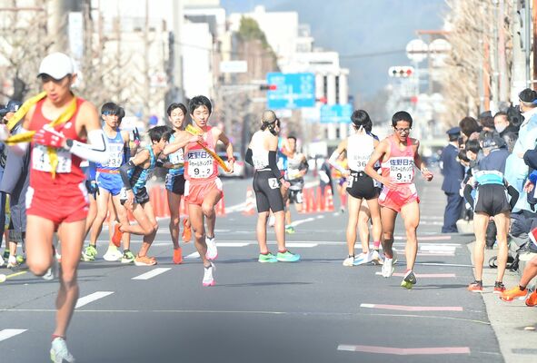 佐野日大の１区・山口彰から２区・長岡へとたすきが渡る
