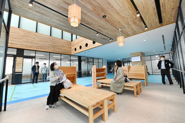 八溝杉や芦野石が使われた栃木県那須庁舎のエントランスホール＝８日午前10時25分、大田原市本町２丁目（超広角レンズ使用）