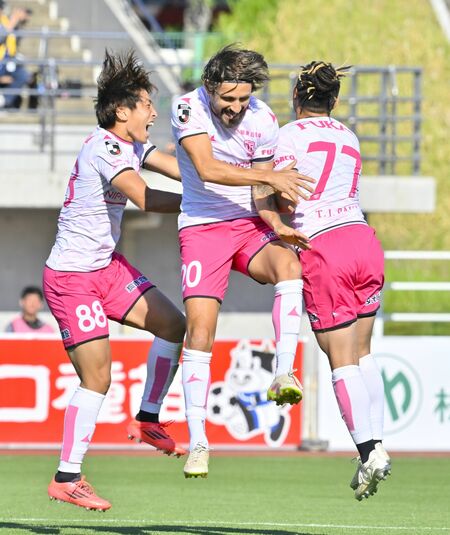 栃木シティのＭＦアウグスト（中央）がＰＫ戦５人目で決め、仲間と喜ぶ＝正田醤油スタジアム群馬、加藤竜矢撮影