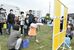 鶴ケ谷地区であった交流イベント。子どもたちが的当てを楽しんだ＝４月１５日、仙台市宮城野区鶴ケ谷２丁目