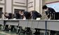 記者会見で深々と頭を下げ陳謝する佐藤市長（右）ら市幹部ら＝21日午後５時50分、宇都宮市役所