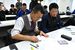 講習会で習った内容を生かして似顔絵を描く参加者ら＝９日午後、県警本部