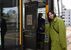 念願のＬＲＴ初乗車を前に笑顔を見せる鈴川さん