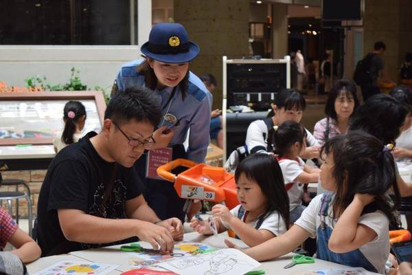 キーホルダー作りを楽しむ親子＝３１日午前、宇都宮市陽東６丁目