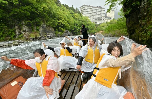 川下りしながら新緑の渓谷美を楽しむ観光客＝２日午前11時25分、日光市鬼怒川温泉大原