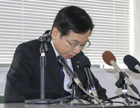 　記者会見で謝罪する愛媛県西条市の高橋敏明市長＝３月、西条市役所