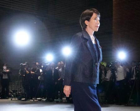 皇居での任命式と認証式のため、首相官邸を出る高市早苗首相=21日午後6時18分