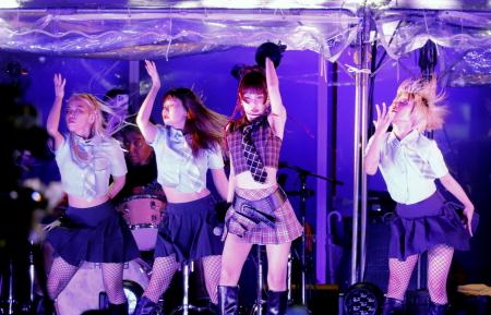 　東京・歌舞伎町でパフォーマンスするアイナ・ジ・エンド（右から２人目）＝５日、東京都新宿区