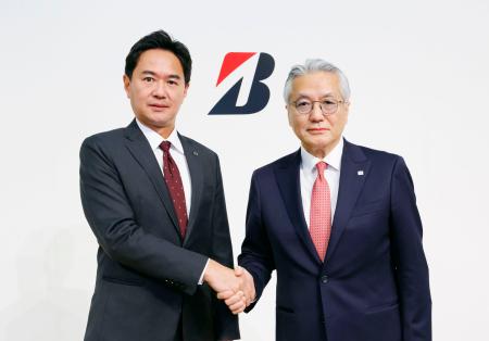 ブリヂストンの石橋秀一CEO(右)と後任の森田泰博副社長