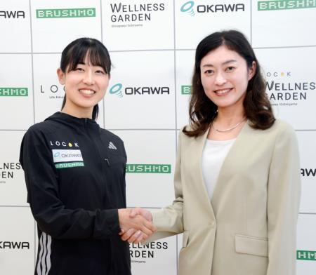 　ＬＯＣＯＫ陸上部の新体制発表記者会見で握手する岡田久美子監督（右）と梅野倖子＝２１日、東京都品川区