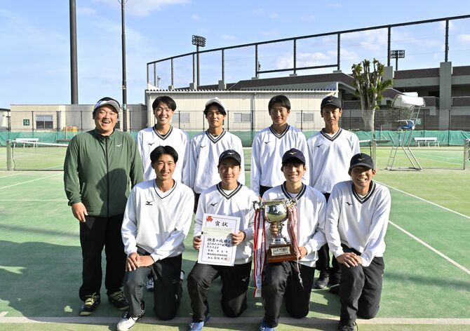 ソフトテニス男子団体優勝の宇短大付