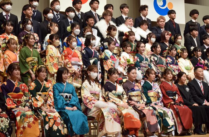 写真撮影に臨む出席者たち