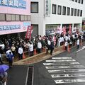 JR小山駅前で「移民政策反対デモ」 反発する市民の抗議も 現場は一時騒然