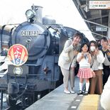 ＳＬ大樹で卒園式　「日光仮面」が一日園長　さかえ保育園