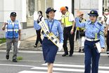 レスリング鏡選手が一日警察署長に　制服の胸にパリオリンピックの金メダル