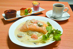 カフェとレストラン　多務良（たむら）シーフードのホワイトソースのオムライス