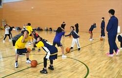 小山でブレックスコーチが指導　児童50人バスケ楽しむ