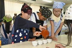 稲葉小児童、お茶入れ体験
