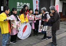 鹿沼で児童が街頭募金活動