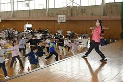 ラジオ体操の正しい動き学ぶ 
