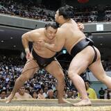 霧島 勝ち越し単独首位