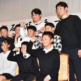 「兄弟でプロ野球は那珂川町の金字塔」　ヤクルト6位指名、石井巧の地元で祝賀会　西武移籍の兄・石井一成も出席