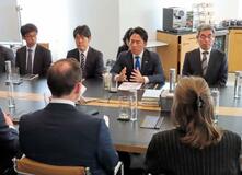 小泉防衛相、最先端技術を視察