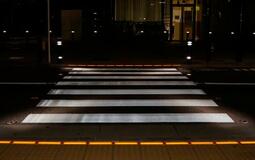 “光る”横断歩道で交通安全を