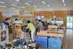 開店直後からにぎわう店内　友遊（ゆうゆう）直売所　ＪＡはが野